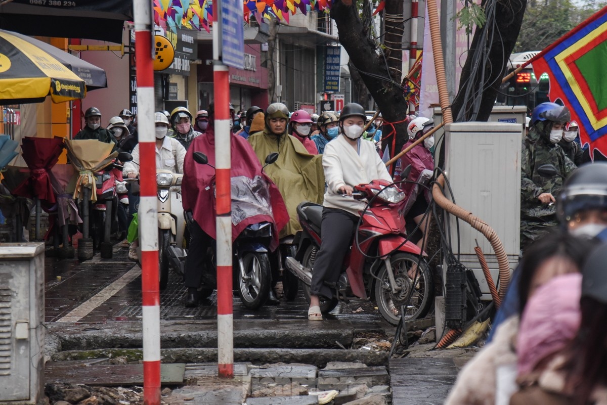 Many drivers take measures to escape the traffic by traveling on pavements.