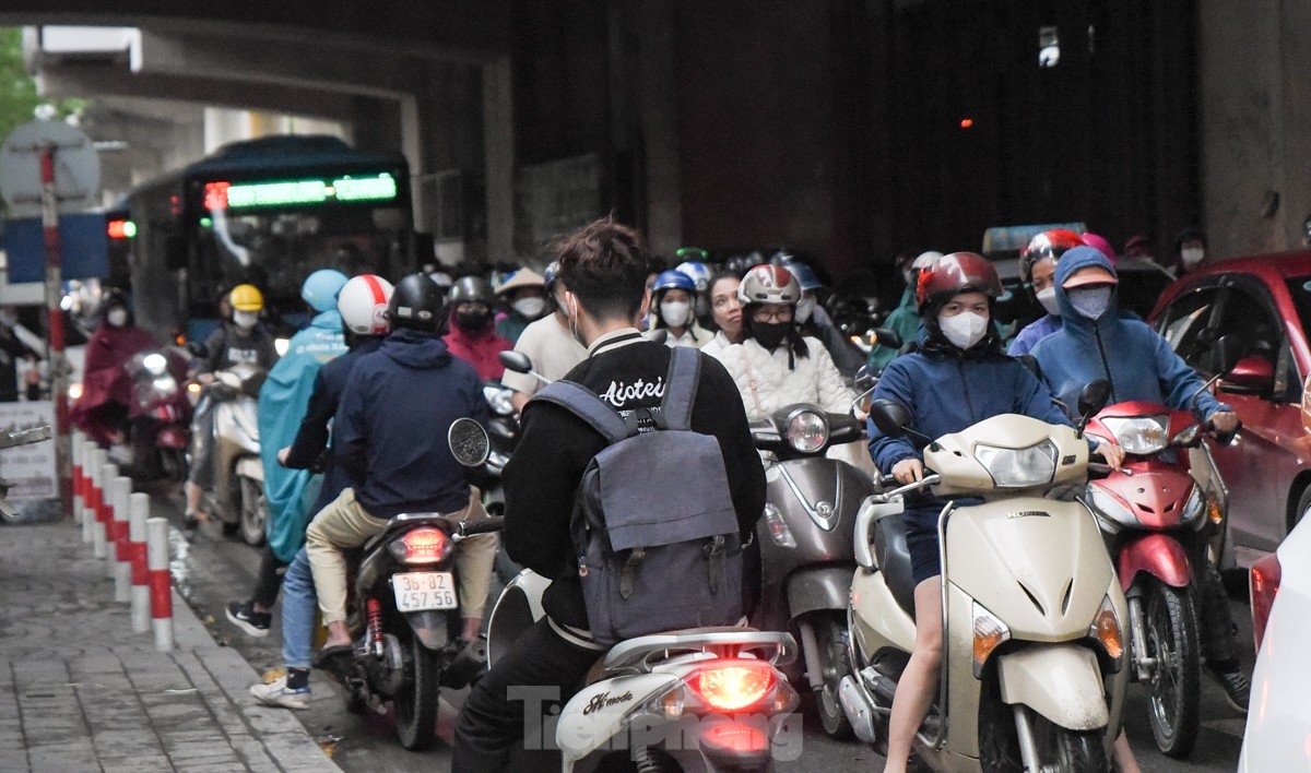 Some people even travel in the opposite direction, thereby making the traffic even more chaotic.
