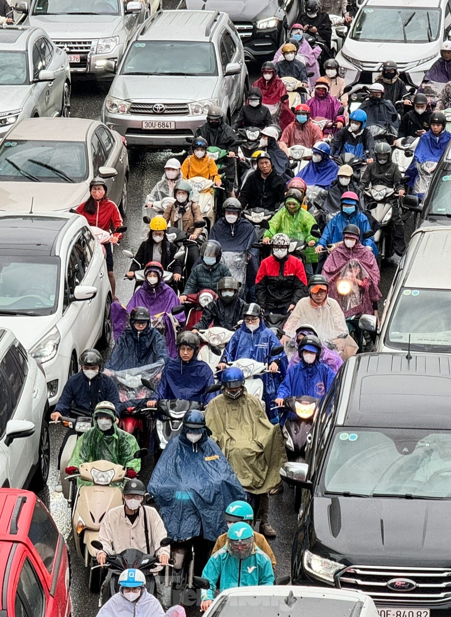 Those major streets connecting Dong Da and Thanh Xuan districts with several intersections and roundabout are packed with heavy traffic, especially at the O Cho Dua Roundabout.