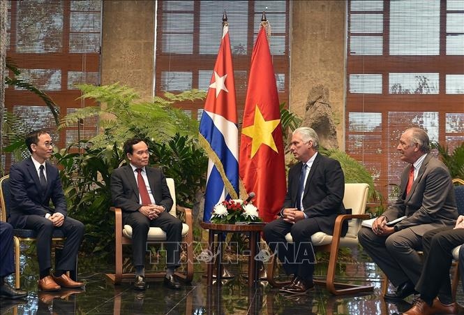 Phó Thủ tướng Trần Lưu Quang hội kiến đồng chí Miguel Diaz-Canel, Bí thư thứ nhất Ban Chấp hành Trung ương Đảng cộng sản Cuba, Chủ tịch nước Cuba, chiều 15/4/2024, tại Cung Cách mạng ở Thủ đô La Habana. Ảnh: VGP/TTXVN