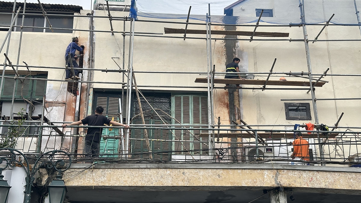 Việc cải tạo chỉnh trang chủ yếu làm lại đường ống thoát nước, trát, sơn tường, cửa sổ...
