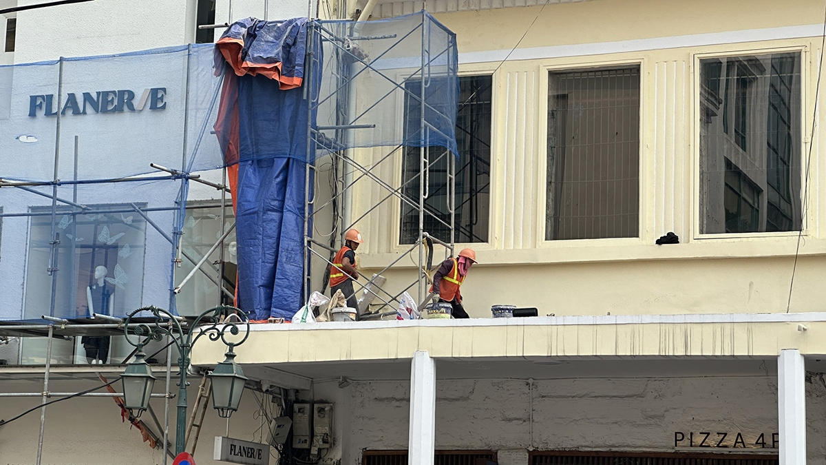Ban công và mặt tiền tầng 2 của một công trình trên phố Tràng Tiền đang được công nhân tiến hành cải tạo.