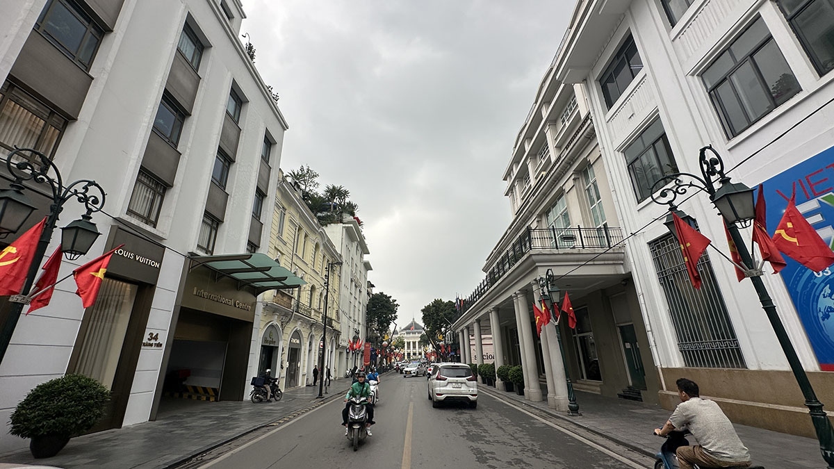 Việc chỉnh trang cải tạo 2 bên tuyến phố dự kiến hoàn thành vào tháng 10, đúng dịp kỷ niệm 70 năm Giải phóng Thủ đô (10/10/1954-10/10/10/2024)