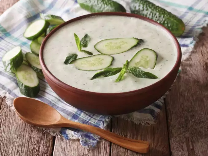 Sữa chua có men vi sinh: Probiotic giúp điều chỉnh hệ tiêu hóa và duy trì hệ thực vật đường ruột khỏe mạnh. Sữa chua chứa men vi sinh là một cách ngon miệng để đưa những vi sinh vật có lợi này vào chế độ ăn của con bạn. Nếu con bạn không muốn ăn sữa chua nguyên chất, bạn có thể cho con ăn các loại sữa chua có hương vị trái cây hoặc rau củ.