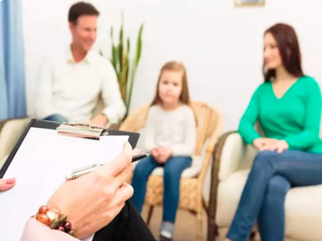 Khi nào cần gặp bác sĩ: Nếu tình trạng táo bón kéo dài hoặc kèm theo các triệu chứng nghiêm trọng như đau bụng, tiêu ra máu hoặc sụt cân, hãy tham khảo ý kiến bác sĩ nhi khoa. Chuyên gia sức khỏe sẽ cung cấp hướng dẫn, loại trừ mọi tình trạng bệnh lý tiềm ẩn và đề xuất các phương pháp điều trị hoặc can thiệp thích hợp.