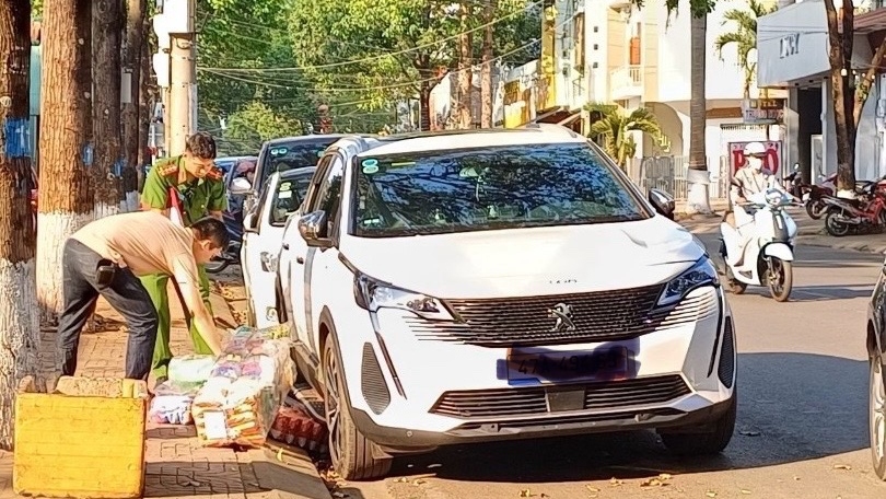 Chiếc xe bị kẻ gian đập vỡ kính ngay giữa phố lấy đi nhiều tài sản.
