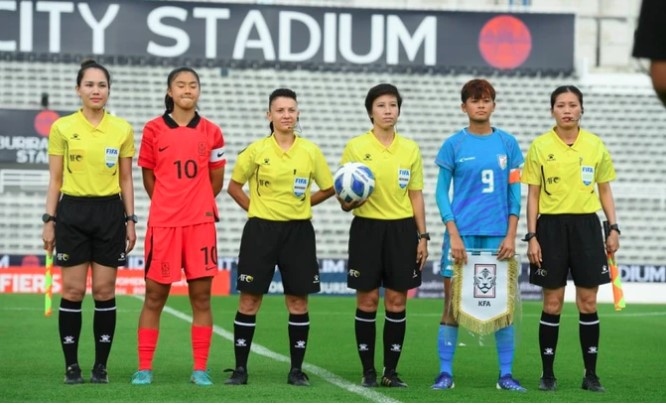 Vietnamese female referee Bui Thi Thu Trang (fourth from left) and Vietnamese assistant referee Nguyen Thi Hang Nga (first from right) 
(Photo: thethao.sggp.org.vn)