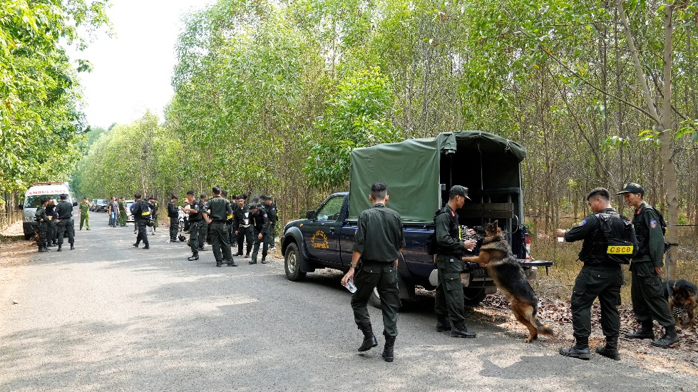 Cảnh sát cơ động và chó nghiệp vụ được huy động vào cuộc truy bắt Lê Minh Công. (Ảnh: CACC)