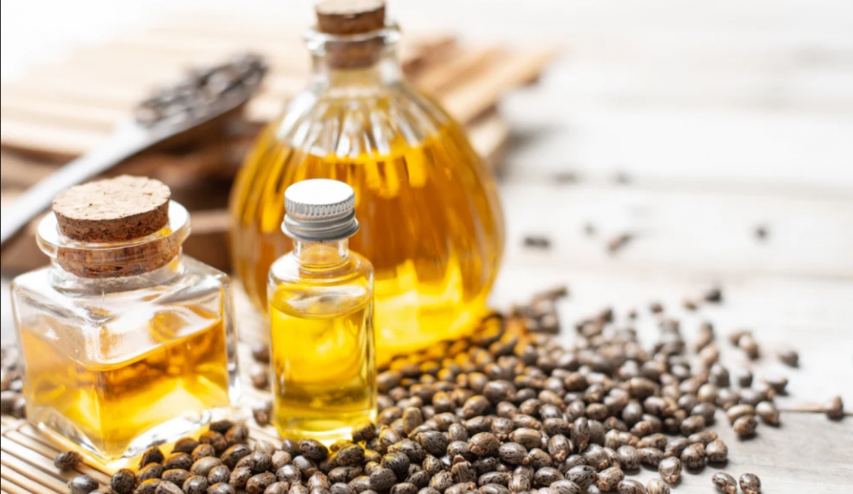 Dầu thầu dầu: Ngoài giảm táo bón, dầu thầu dầu có thể giúp hỗ trợ điều trị u nang buồng trứng và u xơ tử cung. Ngoài ra, sự hiện diện của acid ricinoleic trong dầu thầu dầu giúp tăng cường hệ thống miễn dịch, giúp tử cung có khả năng chống nhiễm trùng tốt hơn. (Ảnh: aromantic.co.uk)