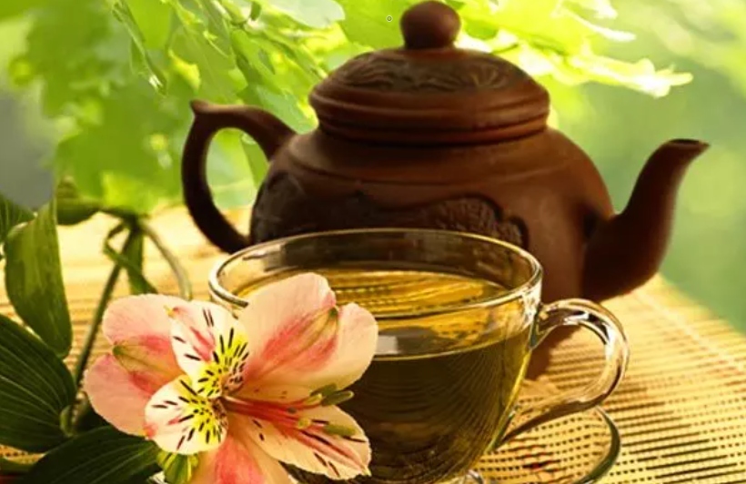 Trà xanh chứa nhiều chất chống oxy hóa giúp cải thiện lưu lượng máu trong cơ thể. Loại trà này không chỉ giúp duy trì tử cung khỏe mạnh mà còn có thể hỗ trợ điều trị u xơ tử cung. Theo các chuyên gia thảo dược, phụ nữ bị u xơ tử cung nên uống trà xanh thường xuyên trong khoảng 8 tuần. Điều này có thể giúp giảm số lượng u xơ. (Ảnh: Shutterstock)