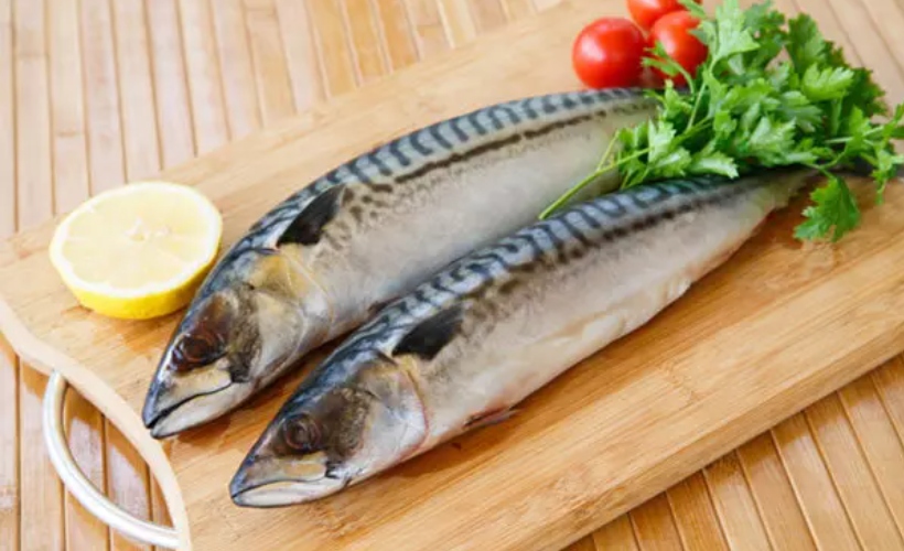 Các loại cá phát triển mạnh ở vùng nước lạnh, chẳng hạn như cá thu và cá hồi, rất giàu axit béo omega-3 thiết yếu. Chúng giúp giảm sản xuất prostaglandin trong cơ thể phụ nữ. Đây là một hợp chất giống hormone có thể gây co bóp tử cung nghiêm trọng. Do mức độ nghiêm trọng của các cơn co thắt, đôi khi nó có thể khiến tử cung bị lệch. (Ảnh: Shutterstock)