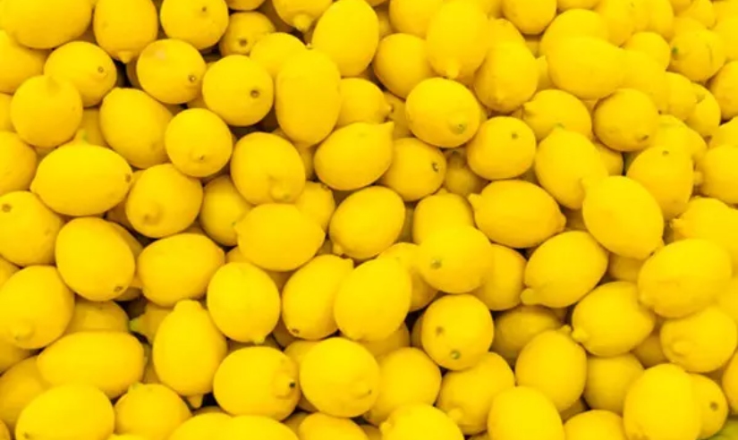 Chanh rất giàu vitamin C giúp tăng cường hệ thống miễn dịch. Vitamin cũng hỗ trợ cải thiện khả năng miễn dịch của tử cung để tránh vi khuẩn, từ đó ngăn ngừa nhiễm trùng. Uống một ly nước ấm với một quả chanh vắt vào mỗi buổi sáng giúp cải thiện sức khỏe tử cung của bạn. Tuy nhiên, nghiên cứu về tác dụng của chanh với tử cung vẫn còn hạn chế. (Ảnh: Shutterstock)