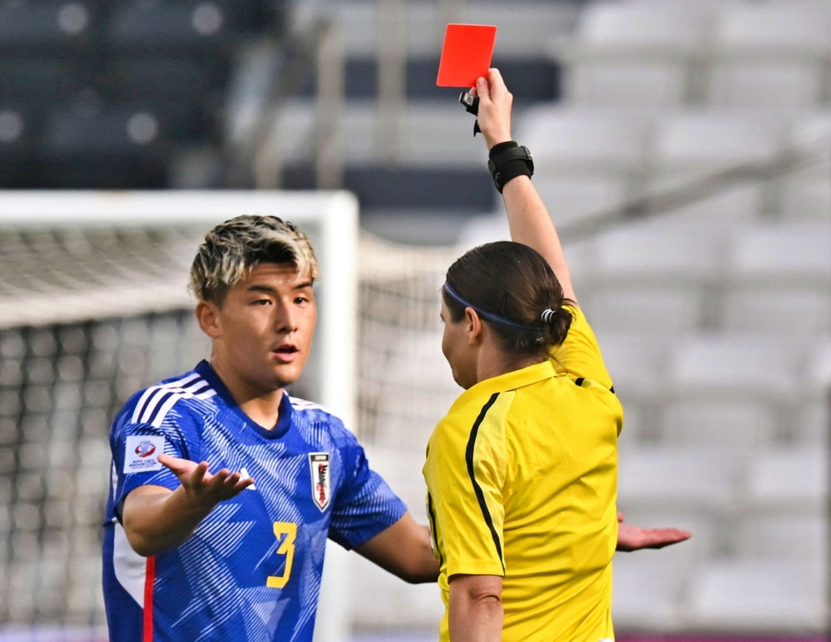 VCK U23 châu Á 2024 đã có 5 cầu thủ nhận thẻ đỏ (Ảnh: Getty).