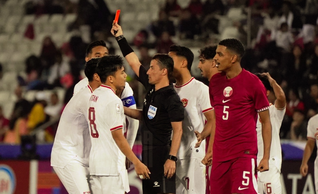 U23 Indonesia nhận 2 thẻ đỏ trong trận thua U23 Qatar 0-2. (Ảnh: Suara)