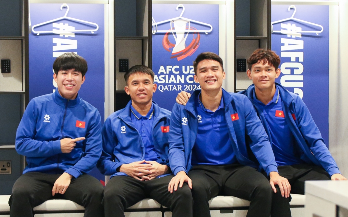 Các cầu thủ U23 Việt Nam trải nghiệm phòng thay đồ và những tiện nghi tại sân Al Janoub.
