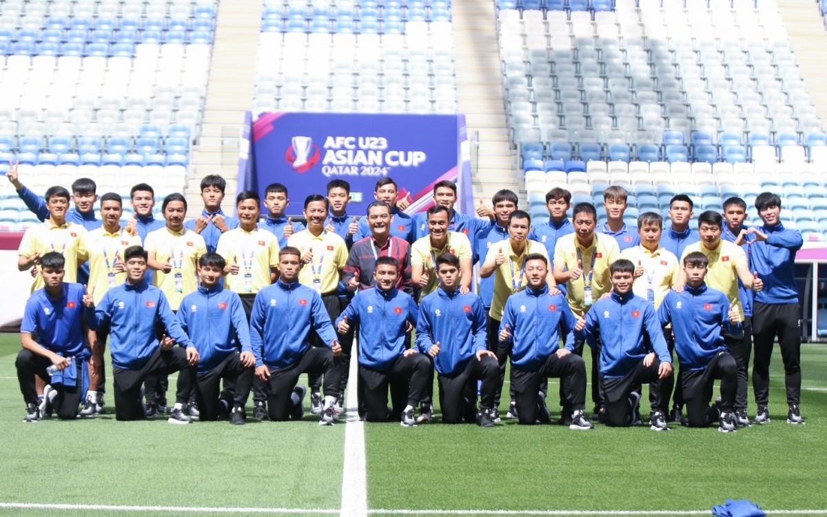 Chiều nay 16/4, các thành viên U23 Việt Nam đã có buổi thăm quan sân Al Janoub để làm quen với địa điểm thi đấu trận gặp U23 Kuwait do AFC không cho phép các đội tập luyện nhằm bảo dưỡng mặt cỏ.