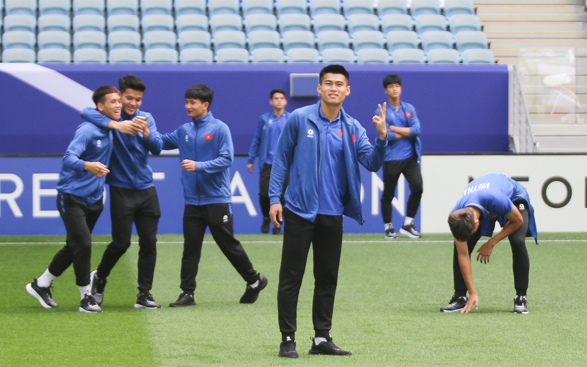 Các cầu thủ U23 Việt Nam tranh thủ check-in tại sân bóng đẳng cấp World Cup.