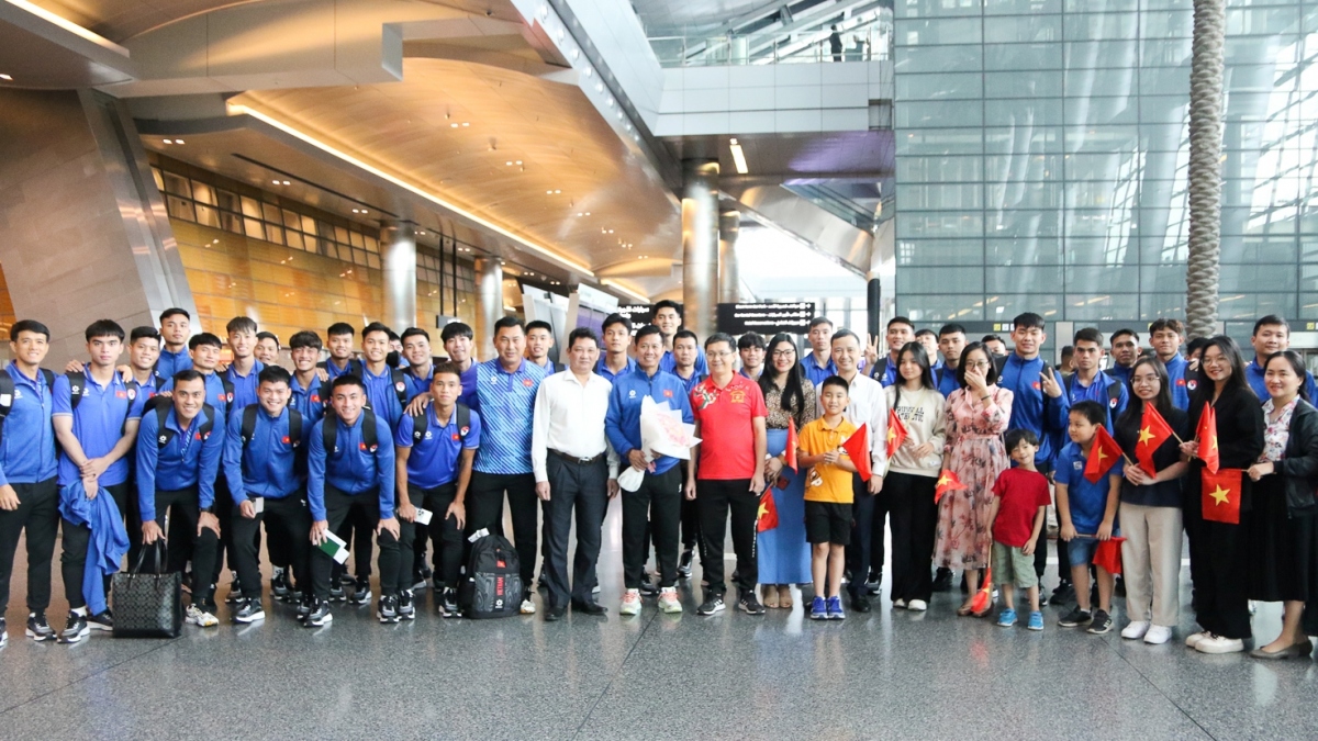 Đại diện Đại sứ quán Việt Nam và Cộng đồng người Việt Nam tại Qatar chào mừng đội tuyển U23 Việt Nam sang tập huấn và tham dự VCK U23 châu Á 2024 (Ảnh: VFF).