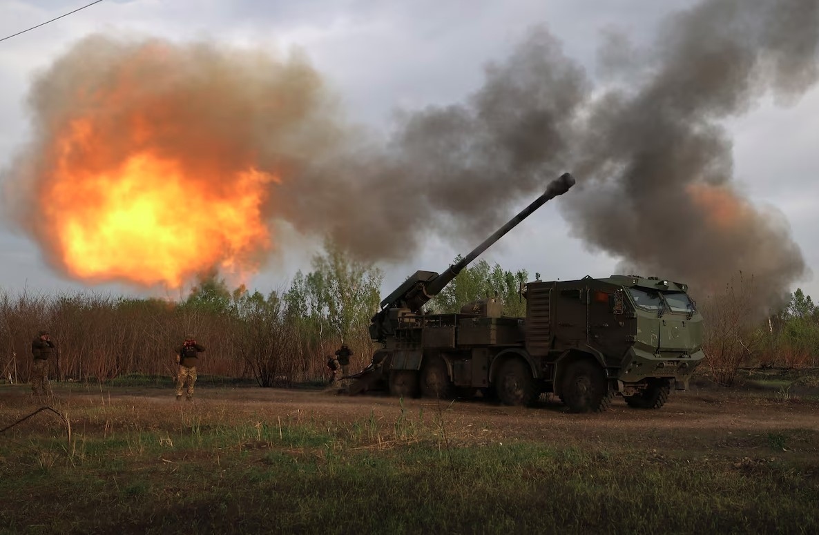 Các binh lính thuộc Lữ đoàn Cơ giới 42 của Ukraine tấn công các vị trí của Nga bằng lựu pháo 2C22 Bohdana cỡ nòng 155mm ở khu vực Kharkiv. Ảnh: Getty
