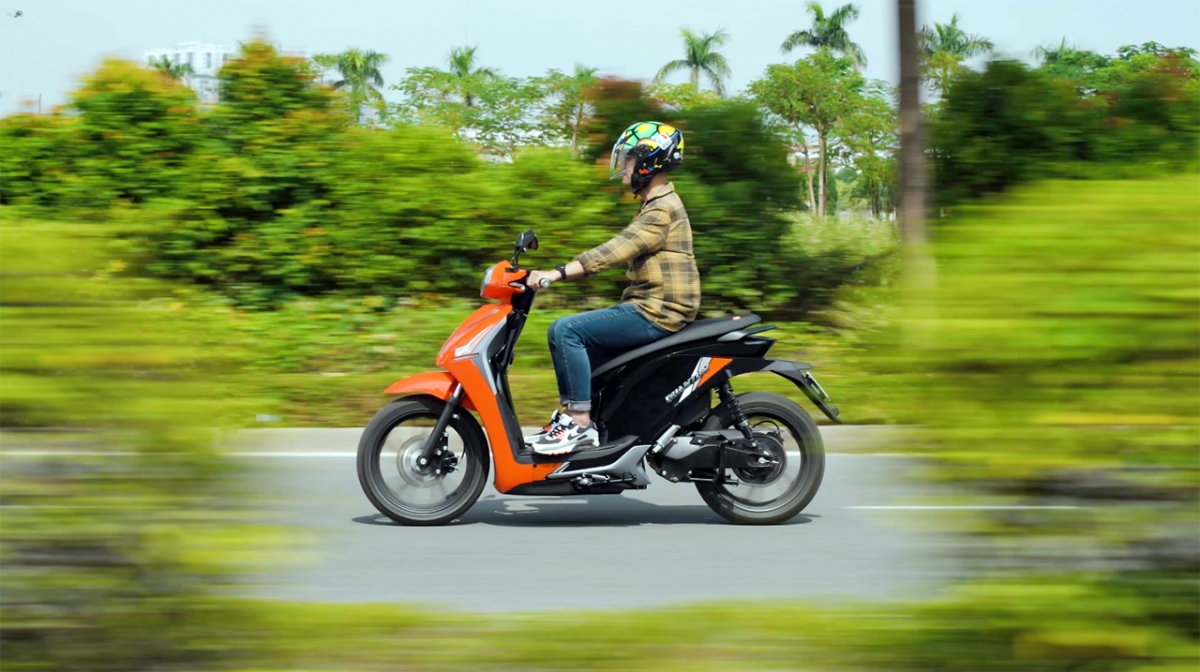 Xe Dat Bike Quantum lăn bánh trên đường