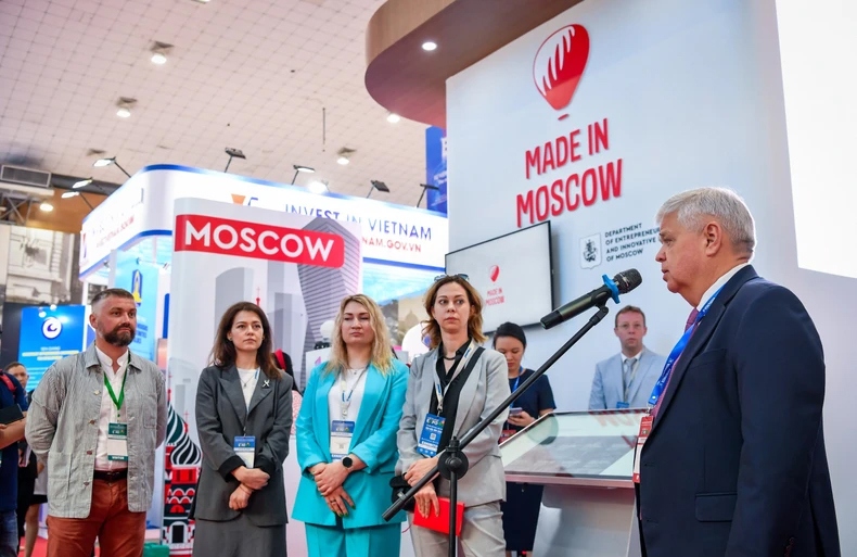 Ông Viacheslav Kharinov, Trưởng đại diện Cơ quan Thương mại Liên bang Nga tại Việt Nam phát biểu khai mạc gian triển lãm Made in Moscow