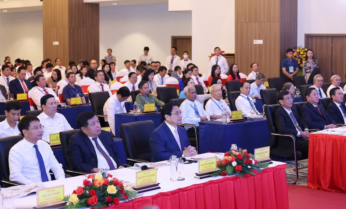 Thủ tướng Phạm Minh Chính và các đại biểu dự Hội nghị công bố quy hoạch tỉnh Ninh Thuận. (Ảnh: Dương Giang-TTXVN)