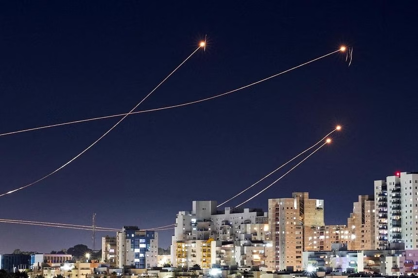 Hệ thống Vòm Sắt đánh chặn tên lửa phóng từ dải Gaza. Ảnh: Reuters