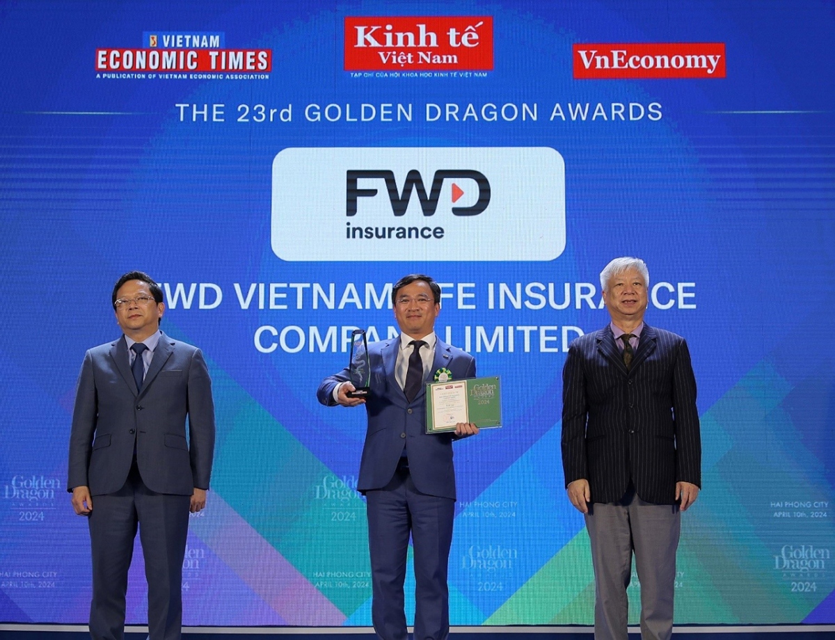 Ông Lê Anh Tuấn - Phó Tổng Giám đốc Quản Trị FWD Việt Nam đại diện nhận giải thưởng với danh hiệu “Doanh nghiệp dẫn đầu về ứng dụng AI nâng cao trải nghiệm khách hàng” tại Giải thưởng Rồng Vàng 2024