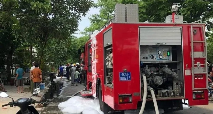 Xe chữa cháy được điều đến đến hiện trường dập lửa.