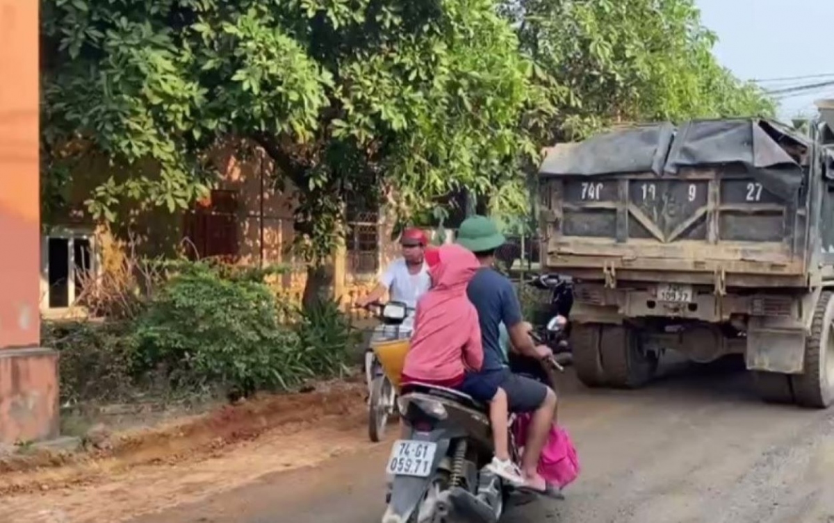 Người dân bức xúc phản đối, chặn xe vì đơn vị thi công không giữ đúng cam kết