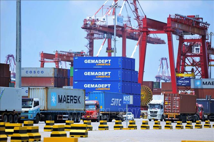 Hàng hóa được xếp tại cảng ở Thanh Đảo, tỉnh Sơn Đông, Trung Quốc - Ảnh: AFP/TTXVN