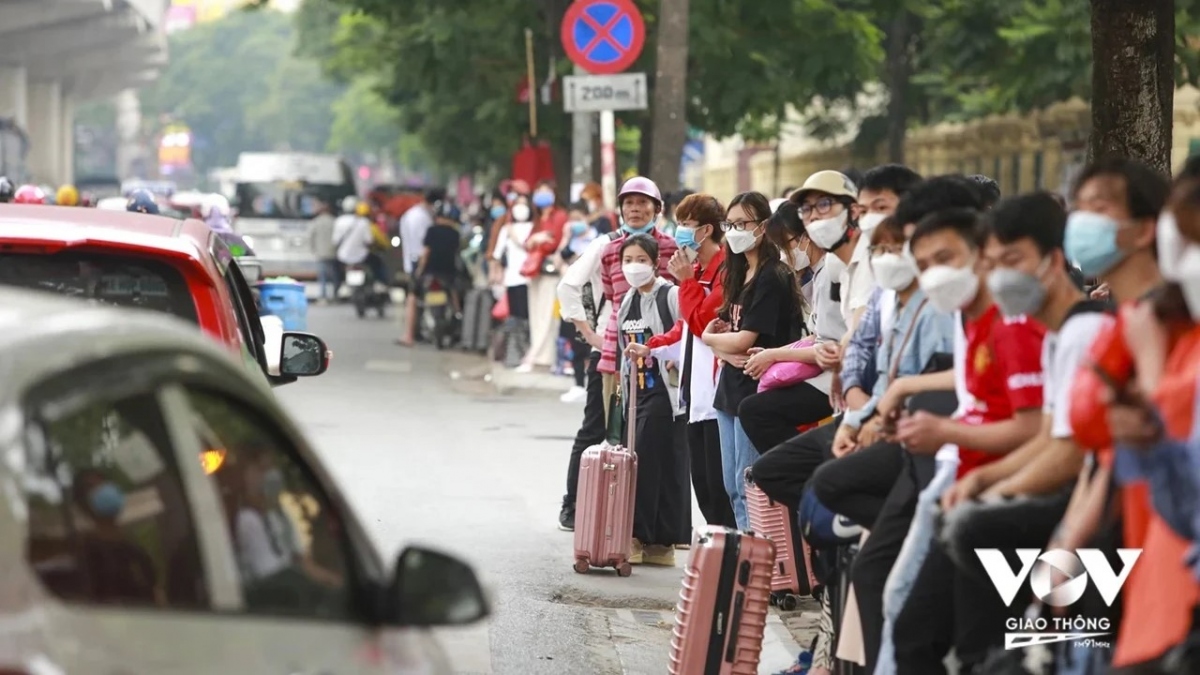 Nhiều bạn trẻ chọn cách về quê để nghỉ lễ từ ngày 25/4 và trở lại Hà Nội làm việc đúng vào dịp nghỉ lễ 30/4-1/5