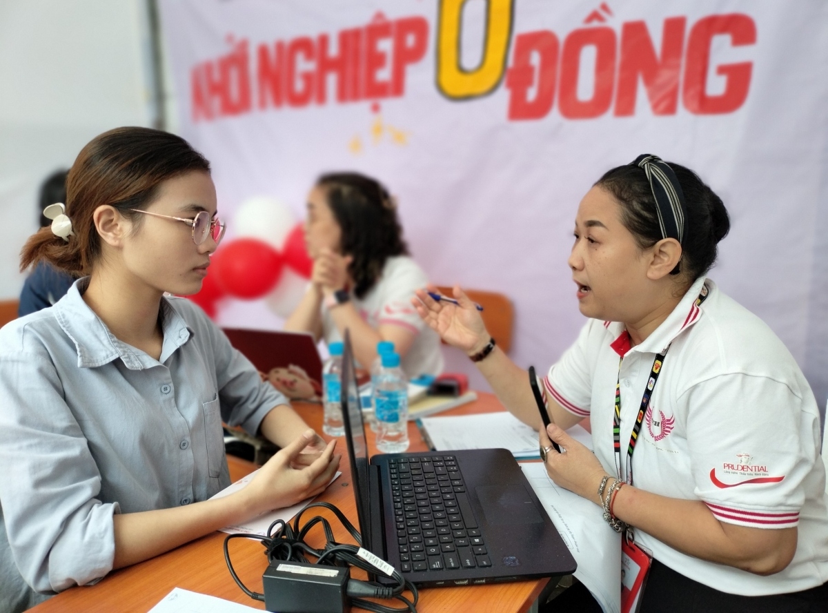 Sinh viên nghe tư vấn tại ngày hội việc làm (Ảnh: Bá Duy)