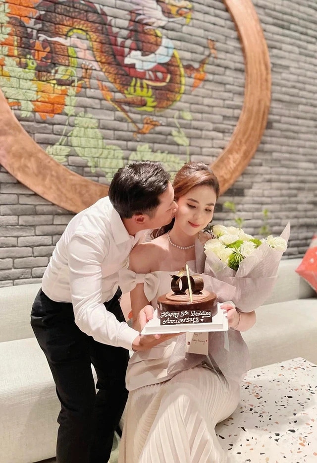 Sáng 1/4, MC Mai Ngọc chia sẻ đã kết thúc cuộc hôn nhân với chồng là doanh nhân Hoài Nam. Nữ MC cho biết cô cần lên tiếng một lần để giải đáp những thắc mắc của mọi người. Mai Ngọc khẳng định cô đã cân nhắc kỹ càng trước khi đưa ra thông báo này. Ngọc và anh Nam (hay còn gọi là anh Bi) đã chia tay và không còn liên quan đến cuộc sống của nhau từ năm 2023. Sau 17 năm từ quen nhau, yêu nhau rồi đám cưới và chung sống với nhau, Ngọc và anh Nam đã chấm dứt thật nhẹ nhàng với 3 không: Không có tài sản chung, không có con chung và cũng không có bất kỳ thứ gì chung để chia. 17 năm thanh xuân, với Ngọc những kỷ niệm đẹp chính là tài sản lớn nhất. Những điều chưa đẹp sẽ là bài học dạy mình cách để trưởng thành hơn”, Mai Ngọc viết. MC Mai Ngọc gửi lời cảm ơn chồng doanh nhân vì thời gian ở cạnh anh đã giúp cô trở thành phụ nữ mạnh mẽ, độc lập như hôm nay. (Nguồn: Tiền Phong)
