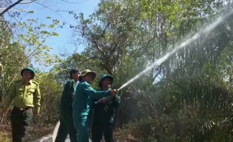 Các lực lượng diễn tập phòng cháy, chữa cháy rừng tại Vườn chim Bạc Liêu