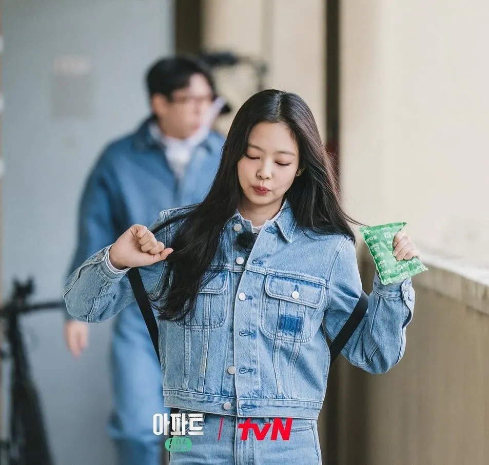 Để phù hợp với các hoạt động trên trường quay Jennie còn cẩn thận mang balo nhỏ để dựng những vật dụng nhỏ cần thiết.