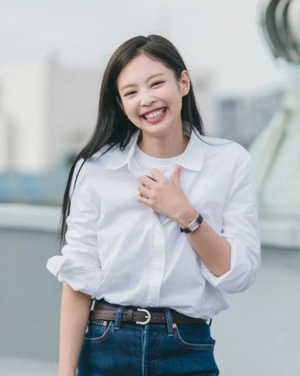 Với bối cảnh retro của chương trình, trang phục của Jennie thiên về sự đơn giản cổ điển. Cô thường xuyên lựa chọn những món đồ chủ yếu như áo phông trắng, áo sơ mi, quần jean và nâng tầm chúng bằng nhiều điểm nhấn tỉ mỉ đến từng chi tiết. Chẳng hạn như kết hợp phụ kiện bằng thắt lưng và đồng hồ, thậm chí xắn tay áo để tạo cảm giác năng động. Jennie kết hợp set váy jeans với một chiếc áo thun màu trắng bên trong kết hợp với mái tóc xõa nhẹ cùng lớp trang điểm nhẹ nhàng tạo nên vẻ ngoài thanh lịch và sang trọng nhưng không kém phần trẻ trung cho cô nàng.