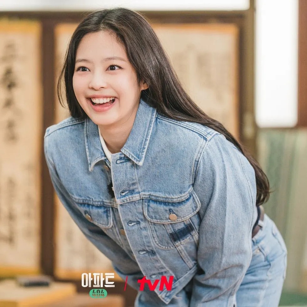 Với tư cách là đại sứ thương hiệu cho Calvin Klein, Jennie dễ dàng kết hợp nét quyến rũ ngọt ngào đặc trưng của mình với bộ trang phục denim hoàn chỉnh, bao gồm áo khoác và quần sành điệu, tăng thêm nét hiện đại cho vẻ quyến rũ tự nhiên.