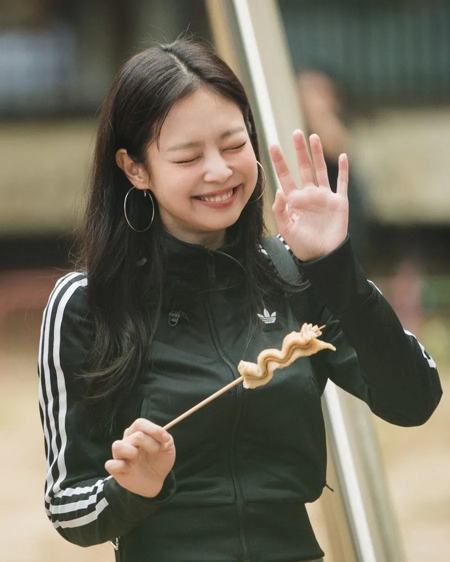 Phụ kiện đóng vai trò quan trọng trong phong cách phối đồ của Jennie. Cô nàng BLACKPINK cố tình đeo những chiếc khuyên tai vòng lớn, khiến vẻ ngoài có một chút cá tính, nổi loạn và sự tinh tế.
