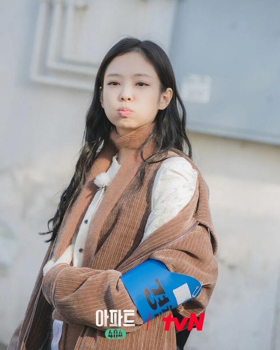 Trong số những set đồ nổi bật của Jennie tại chương trình có sự kết hợp giữa quần jean và áo khoác lông sọc nâu. Mái tóc buông xõa và lối trang điểm tinh tế giúp cô toát lên vẻ trẻ trung thanh lịch. Áo khoác lông là một điểm nhấn nổi bật cho trang phục mùa đông, chủ nhân hit SOLO đã khéo léo kết hợp chiếc áo khoác màu nâu trung tính bên ngoài áo len trắng làm cho tổng thể trang phục hài hòa, không bị rối mắt. Hơn thế, áo khoác lông còn giúp nữ nghệ sĩ tránh khỏi cái lạnh của thời tiết mùa đông. 
“Apartment 404” nổi tiếng với những kịch bản kích thích trí tuệ và mỗi khi Jennie gặp phải một thử thách khó hiểu, những biểu cảm đáng yêu của cô không bao giờ thất bại trong việc hớp hồn người hâm mộ, thường xuyên trở thành biểu tượng cảm xúc ngay lập tức.