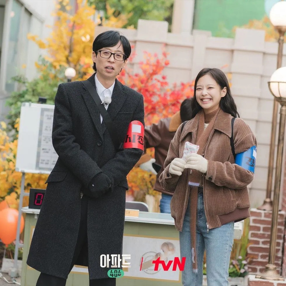 Rất lâu trước khi chương trình "Apartment 404" do Yoo Jae-suk dẫn chương trình, người hâm mộ đã háo hức chờ đợi sự xuất hiện của BLACKPINK Jennie. Đúng như mong đợi, Jennie không chỉ khoe sự hóm hỉnh sắc sảo cùng vô số biểu cảm quyến rũ mà còn khiến khán giả choáng ngợp với sở trường phối trang phục đặc biệt và gu thẩm mỹ tinh tế. Rũ bỏ vẻ ngoài quyến rũ của một "It-girl" lạnh lùng, Jennie lột xác thành một cô nàng trẻ trung và đầy sức sống. Những hình ảnh của nữ nghệ sĩ trong show “Apartment 404” thực sự khiến khán giả trầm trồ bởi sự đáng yêu và năng động của chủ nhân hit “SOLO”.