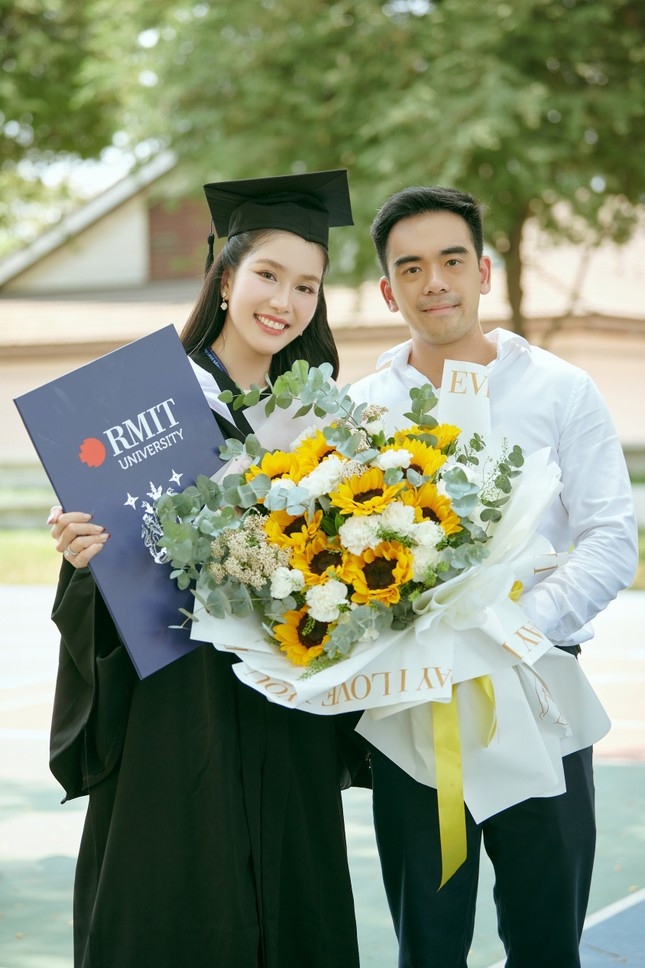 Sáng 9/4, Á hậu Phương Anh xuất hiện trong buổi lễ tốt nghiệp tại Đại học RMIT. Người đẹp trở thành tân thạc sĩ ngành Thương mại Toàn cầu sau gần 2 năm theo học. Chia sẻ khi tốt nghiệp thạc sĩ ở tuổi 26, Phương Anh nói: “Tôi biết ơn những gì đến với mình và trân trọng cuộc sống hiện tại. Tôi chưa từng đặt mục tiêu ở tuổi 26 mình phải có chồng, có nhà, có bằng thạc sĩ… nhưng hiện tại khi những điều tốt đẹp như thế này đến cũng khiến tôi hạnh phúc và biết ơn vô cùng. Điều đó cũng giúp tôi thay đổi tư duy trong những năm gần đây. Tôi tập yêu thương tất cả những người xung quanh mình vì tôi cảm nhận được họ sẽ yêu tôi trở lại gấp nhiều lần hơn thế”. (Nguồn: Tiền Phong)