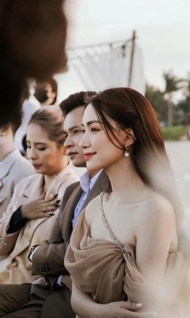 Hoạt động trong lĩnh vực giải trí song Hòa Minzy có mối quan hệ thân thiết với các cầu thủ. Trước Quang Hải, nữ ca sĩ từng tham dự lễ cưới của Đoàn Văn Hậu hay Đình Trọng. Tuy nhiên, điều này lại khiến giọng ca "Không thể cùng nhau suốt kiếp" phải đón nhận ý kiến trái chiều. Điển hình là một cư dân mạng bình luận: “Thấy Hòa lanh chanh thế nhỉ, mâm nào cũng có”. Ngay lập tức, nữ ca sĩ lên tiếng đáp trả. Hòa Minzy nêu quan điểm: “Từ xưa đến nay đi đám cưới là phải được mời, chứ dâu rể không mời thì ai mà đi được. Sao tự dưng kêu mâm nào tôi cũng có mặt như kiểu tôi thích đi ăn cỗ đến nỗi tự phi vào nhà người ta vậy. Tôi cũng trăm công nghìn việc, yêu thương lắm, nể lắm và trân trọng mới đi, chứ nghĩ có ai tự dưng không quen biết mời cũng có mặt Hòa Minzy hả".
​​​​​Hòa Minzy nhận mình là người hòa đồng, có nhiều bạn bè, từ hội cầu thủ đến các nghệ sĩ hoạt động trong lĩnh vực showbiz. Cô nói thêm: “Người ta được yêu quý và người ta cũng nhiệt tình thì mới góp mặt trong ngày vui của bạn bè chứ tự dưng đám cưới mà làm như chương trình miễn phí, ai thích đi là đi". (Nguồn: Thanh Niên)