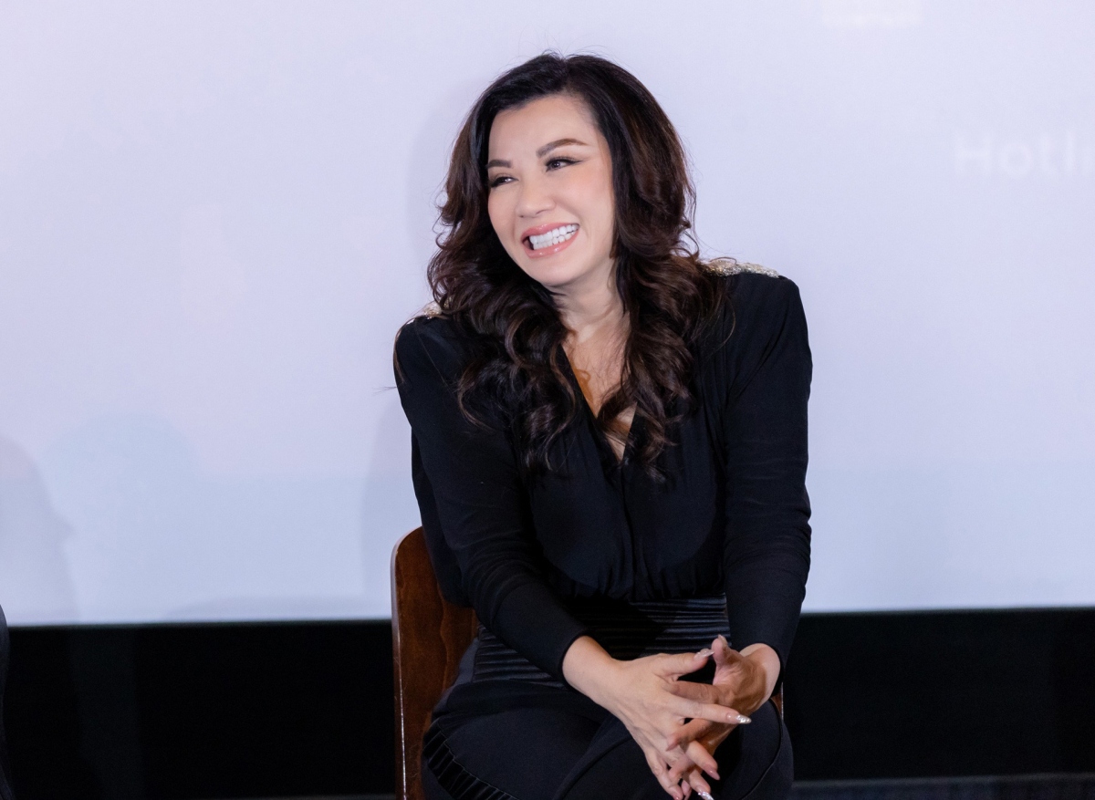 Trizzie Phương Trinh - vợ cũ Bằng Kiều tái xuất màn ảnh sau 20 năm, với vai diễn Ellie trong phim "Đoá hoa mong manh" do Mai Thu Huyền đạo diễn. Trở lại đóng phim sau 22 năm kể từ tác phẩm truyền hình Sương gió biên thùy, Trizzie Phương Trinh nói có nhiều kinh nghiệm hơn nhờ trải qua những buồn vui trong cuộc sống. Chị được gia đình, bạn bè và chồng cũ Bằng Kiều ủng hộ. 
Ca sĩ chia sẻ: “Chưa bàn đến Bằng Kiều sẽ phản ứng thế nào khi xem phim nhưng 12 năm rồi tôi mới trở lại Hà Nội nên anh ấy cũng có mặt ủng hộ. Không chỉ có Bằng Kiều mà còn có cả 3 chị của chồng cũ cũng đến ủng hộ tôi. Đáng lẽ cả bà xã Bằng Kiều cũng tới nhưng đúng hôm ra mắt cô ấy ốm. Trước đó, Bằng Kiều đưa cô ấy (bạn gái hiện tại kém Bằng Kiều 17 tuổi) đến khách sạn gặp tôi rồi. Nói chung gia đình tôi và gia đình Bằng Kiều vẫn giữ mối quan hệ rất thắm thiết”. (Nguồn: VietNamNet)