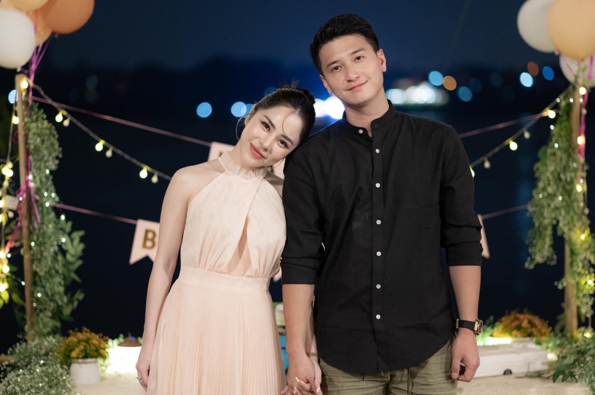 Diễn viên Huỳnh Anh chia sẻ, sau 4 năm bên nhau, anh và MC Bạch Lan Phương ngày càng có tiếng nói chung và sự thấu hiểu cho nhau. Nam diễn viên chia sẻ: "Khi có vợ rồi khác lắm, tôi trưởng thành và là một người đàn ông có trách nhiệm hơn, vun vén cho gia đình nhiều hơn. Trước kia tôi bay bổng, làm được bao nhiêu tiền đều tiêu hết vì chỉ phải lo cho bản thân. Bây giờ tôi là chủ gia đình, là người chồng, người cha nên phải có trách nhiệm lo cho gia đình. Hiện tại tôi muốn xây dựng điều gì đó bền vững làm nền móng cho tương lai. Tôi làm gì cũng vì gia đình, phục vụ gia đình, gia đình là số 1.
Trong tình yêu, chúng tôi vẫn ngọt ngào, trước sau như một, lúc nào cũng như mới yêu. Tôi nghĩ, để êm ấm, đối phương tin tưởng thì do mình cả. Trong nhà, tôi là người chiều vợ. Chiều cô ấy cũng khó đấy nhưng tôi đã quen rồi. Cuộc sống khó chu toàn mọi thứ nhưng sẽ làm tốt nhất mọi thứ trong khả năng của mình". (Nguồn: VietNamNet)