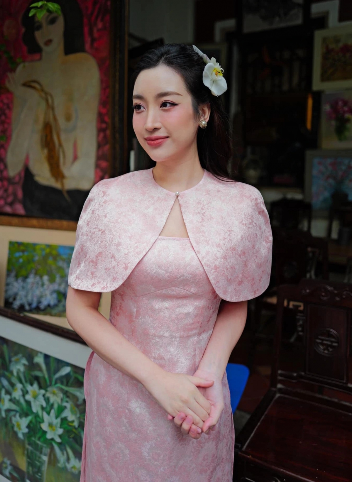 Nói về thái độ của chồng khi bản thân có ý định quay lại showbiz, hoa hậu Đỗ Mỹ Linh chia sẻ: "Ông xã lúc nào cũng ủng hộ tôi. Anh ấy luôn nói: "Không cần thiết khi nào em cũng phải ở nhà để chăm con".
Thú thật, ở nhà chăm con nghe có vẻ rất nhàn nhưng cũng vất vả và nhiều khó khăn. Ngoài ra, việc ở nhà trong khoảng thời gian dài khiến các mối quan hệ của tôi cũng bị bó hẹp, không còn được như trước nữa. Ông xã luôn ủng hộ việc tôi quay trở lại showbiz khi con đã cứng cáp". (Nguồn: Dân trí)