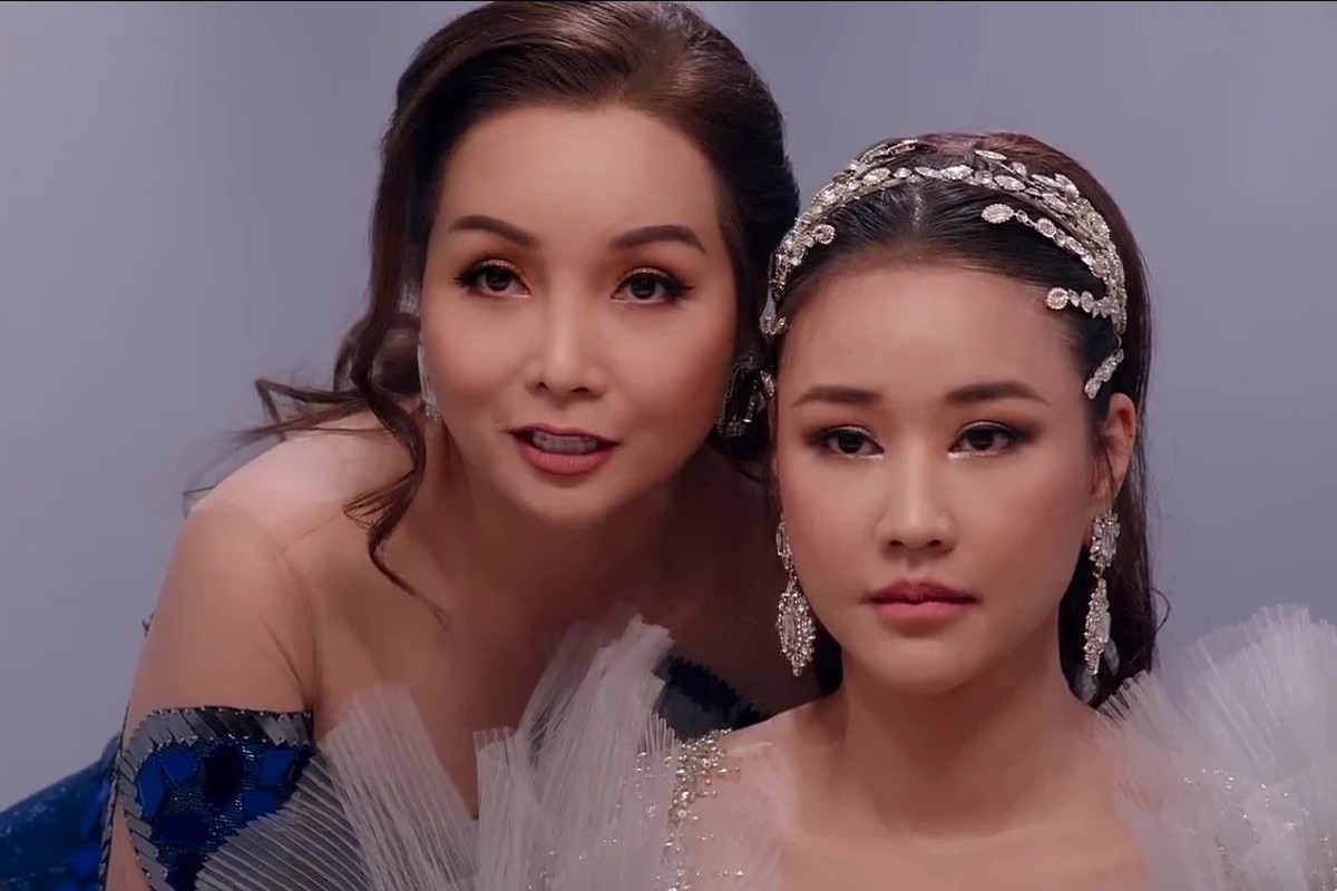  Phim Việt "Đóa hoa mong manh" - Mai Thu Huyền đạo diễn - có nội dung thiếu sự mới mẻ và hấp dẫn. Phần âm nhạc, diễn xuất cũng chưa tốt nên không để lại ấn tượng mạnh với người xem. Tác phẩm thuộc thể loại phim ca nhạc – tâm lý xã hội, do đó âm nhạc đóng vai trò quan trọng trong việc dẫn dắt cảm xúc của khán giả.
Đáng tiếc, phần kịch bản được xây dựng chưa chắc chắn khiến các ca khúc thiếu sự kết nối với tình tiết, lời thoại.Khán giả sau khi xem phim cũng đánh giá không tốt. Phần lớn nhận xét nội dung phim thiếu sự mới mẻ. Cách dẫn dắt câu chuyện của Mai Thu Huyền cũng chưa đủ hấp dẫn, gợi nhớ phim truyền hình thập niên 2000.Nhìn chung, Đóa hoa mong manh là bộ phim có ý tưởng không mới. Phim ca nhạc cũng không phải là thể loại dễ thực hiện và dễ được đón nhận. Đó là lý do ê-kíp có sự đầu tư nhưng tác phẩm chưa thể chạm được đến người xem. (Nguồn: Tiền Phong)