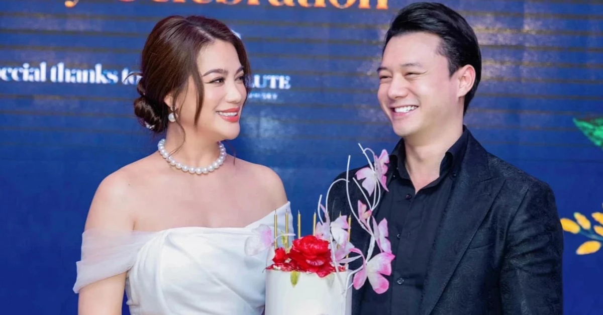 Trương Ngọc Ánh vừa đăng tải bài viết thể hiện sự bức xúc trước loạt tin đồn sai sự thật liên quan đến mình thời gian qua. Nữ diễn viên cũng đính chính trước tin đồn một người em thân thiết bị cho là người thứ ba xen vào mối quan hệ giữa cô và diễn viên Anh Dũng.
​​​​Trong bài đăng trên trang cá nhân, Trương Ngọc Ánh lên tiếng phủ nhận tin đồn sai sự thật, đồn đoán người mẫu Đào Lan Phương là nguyên nhân khiến quan hệ của cô và Anh Dũng đổ vỡ và khẳng định bạn trai cũ là người đàng hoàng, tử tế. Bên cạnh đó, nữ nghệ sĩ sinh năm 1976 khẳng định sắp tới cô sẽ có phát ngôn chính thức xoay quanh những tin đồn sai sự thật. "Tôi vốn không thích viết gì không tích cực lên Facebook của mình. Nhưng tôi sẽ chia sẻ sớm để thông tin không đi một chiều, gây ảnh hưởng nghiêm trọng và hiểu lầm rất lớn", cô nói thêm. (Nguồn: Thanh Niên)