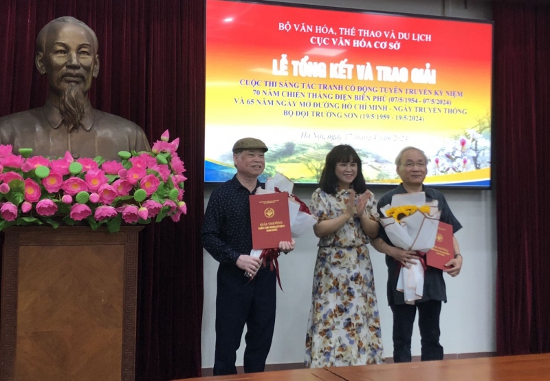 Cục trưởng Cục Văn hóa cơ sở -bà Ninh Thu Hương trao giải Nhất cho các tác giả