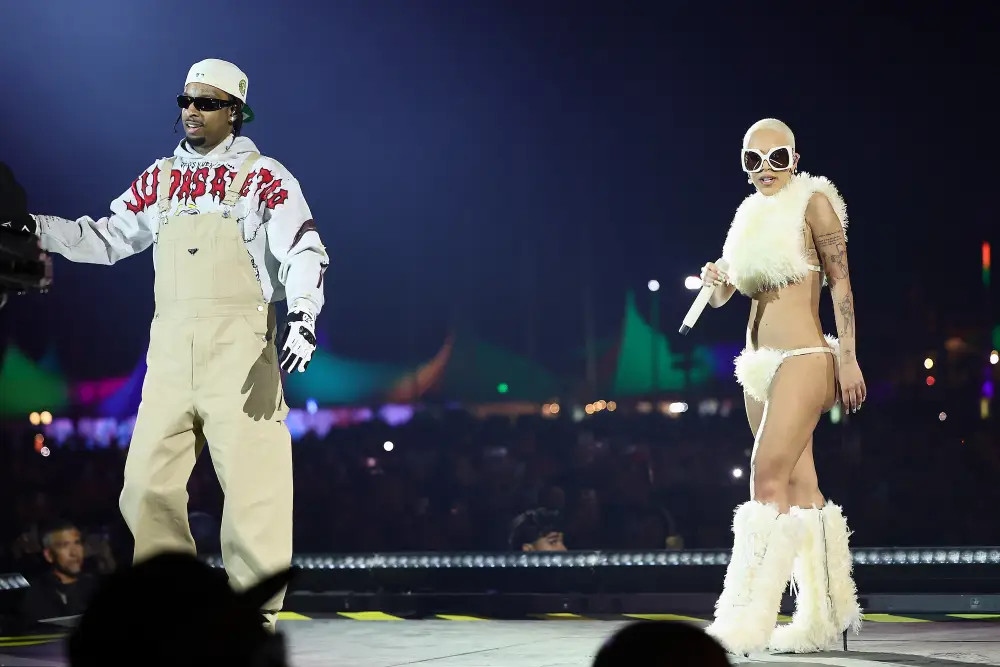 Doja Cat cũng diện nhiều kiểu dáng trong set đồ Coachella của mình, nhưng bắt mắt nhất là chiếc áo lông thú giả và quần lót dây chữ G phối hợp. Brett Alan Nelson và Complete Studios đã tạo ra trang phục độc lạ, táo bạo, bao gồm cả những đôi bốt phối hợp đi cùng cũng lạ mắt không kém.